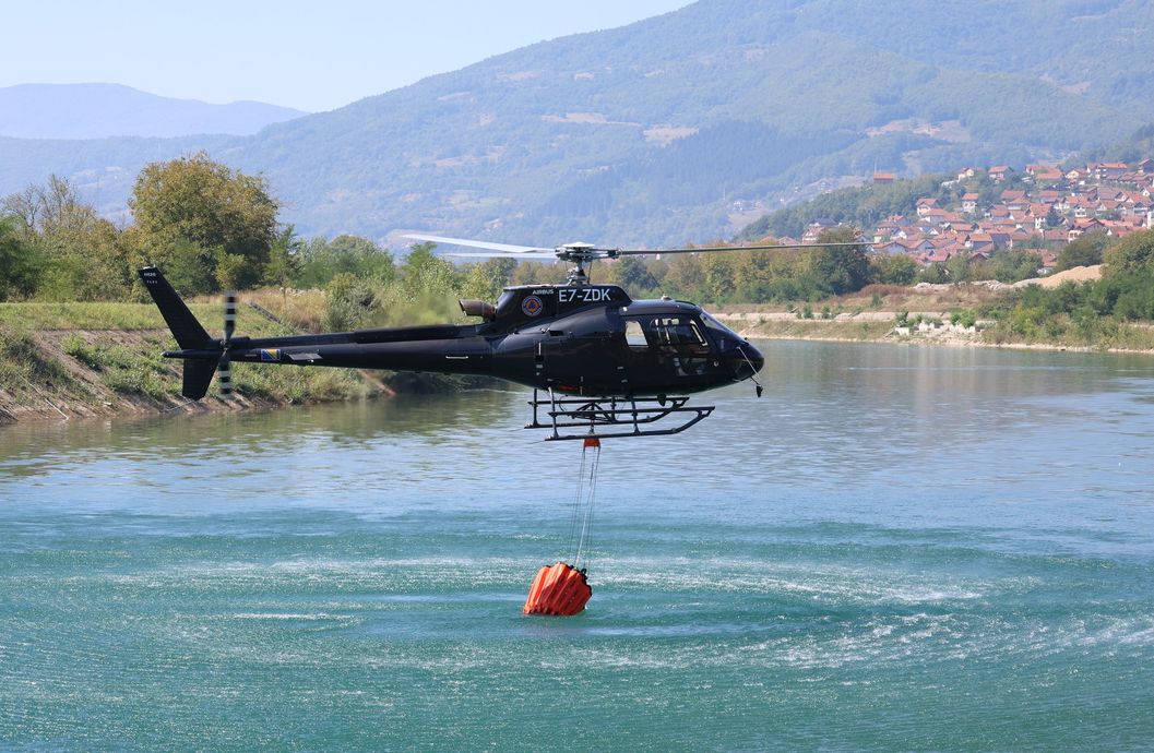 Helikopter KUCZ ZDK kod Goražda izbacio 11 vedara vode 