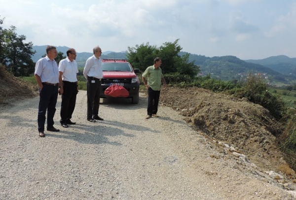 Direktor KUCZ-e, Džavid Aličić i Načelnik općine Tešanj Suad Huskić obišli su mjesta gdje se vrši sanacija i prevencija klizišta u općini Tešanj.